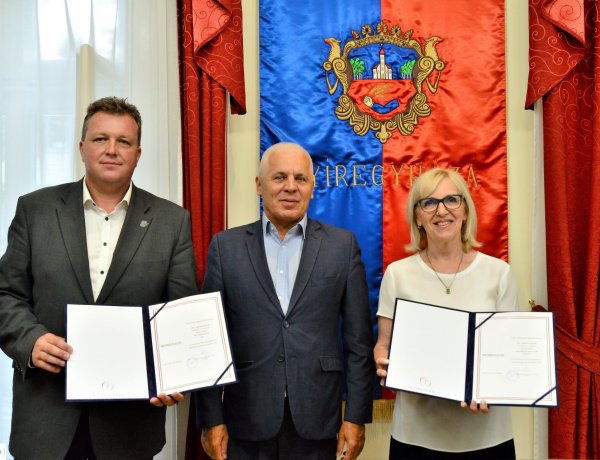 A két, fideszes egyéni képviselő, dr. Ulrich Attila és Halkóné dr. Rudolf Éva átvette megbízólevelét a városházán 