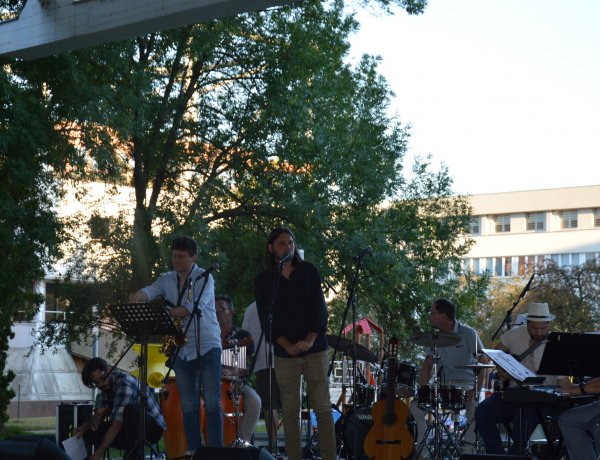 Nagy sikerű teraszkoncerten vehettek részt az érdeklődők a VMKK teraszán