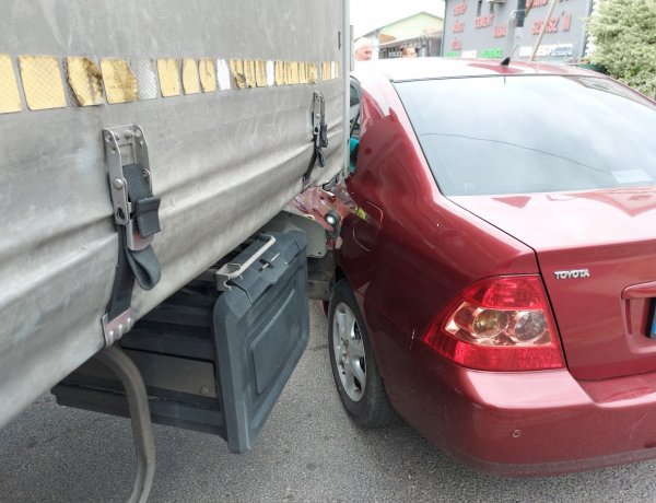 Egy kamion és autó ütközött össze az Orosi úton