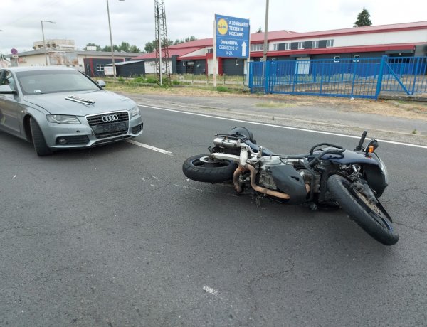 Motoros és autós ütközött Újfehértón, a 4-es főúton