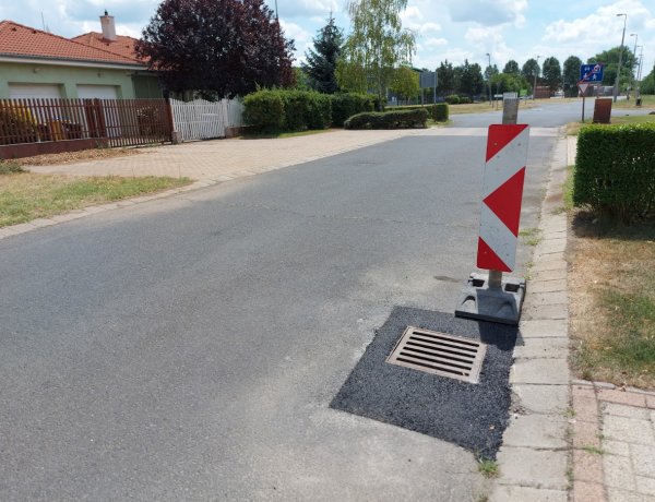 Megsüllyedt csatorna fedlapokat helyeznek szintbe a  Gerlóczi, a Vattay és Mikecz Kálmán utcán