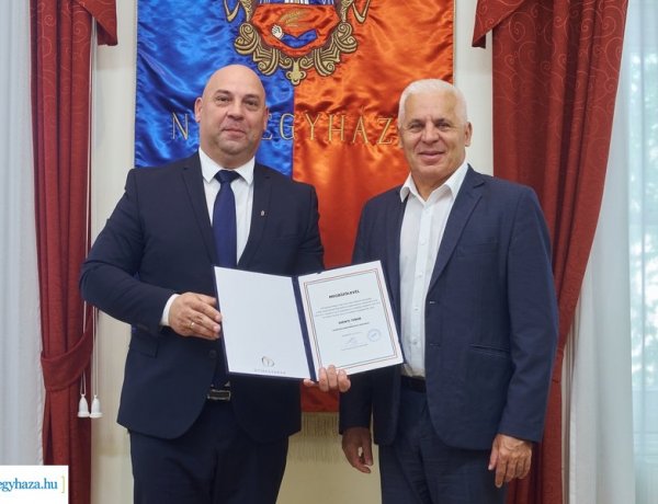 Átvette képviselői megbízólevelét Szenti Tibor a városházán, aki listáról került a FIDESZ-KDNP frakciójába