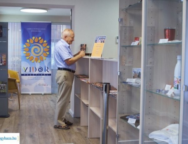 Heti hírösszefoglaló: megbízólevelek, VIDOR, klímás autóbuszok és fürdőzés