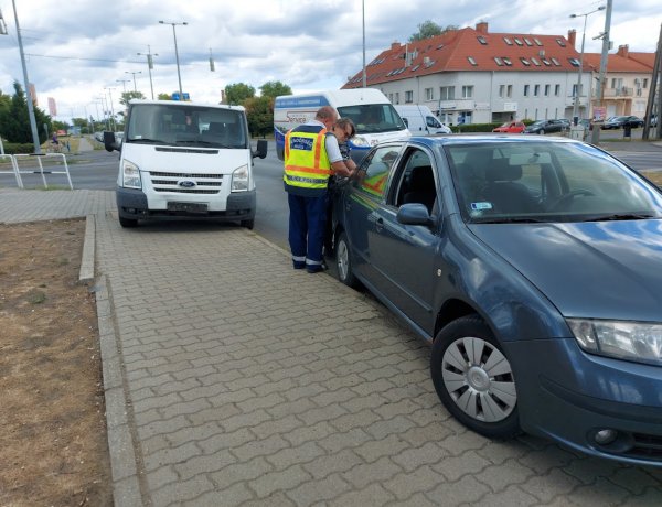 Két személyautó ütközött a László utcánál