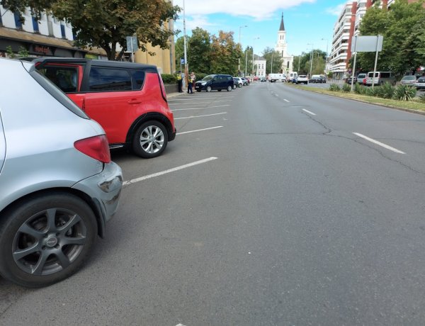 A Zrínyi Ilona utcánál történt koccanásos baleset a parkolóknál