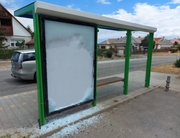 Egy személyautó vezetője tolatás közben nekiment a buszmegállónak az Alma utcánál