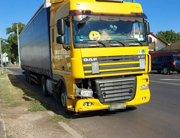 Szerda reggel a Nagyvárad utcánál egy személyautó és egy kamion ütközött