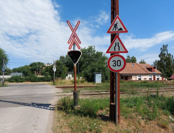 A Csemete utcán útfelmarás lassítja a közlekedést a vasúti átjáró után