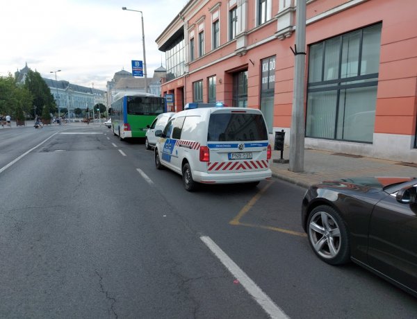 Vasárnap este Nyíregyháza belvárosában egy busz és egy személyautó ütközött