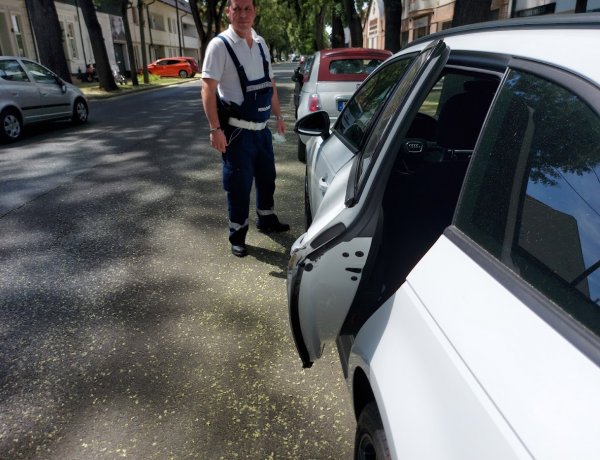 Hétfőn a Dózsa György utcánál egy autó elsodorta egy másik, parkoló autó nyitott ajtaját