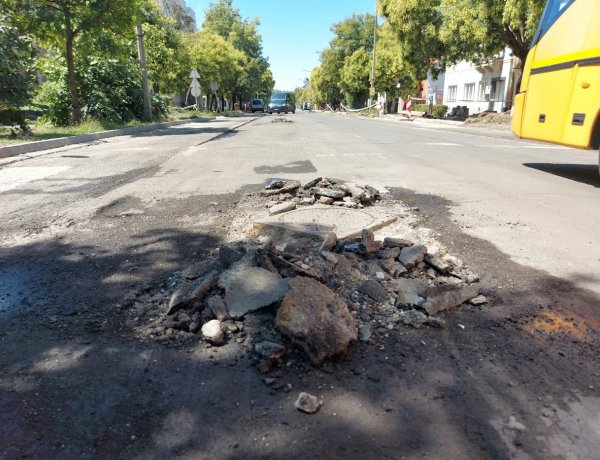 A Széchenyi utcán megkezdődött a közmű fedlapok szintbe helyezése