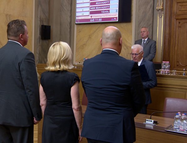 Új alpolgármester, képviselők eskütétele - Csütörtökön ülésezett a nyíregyházi közgyűlés