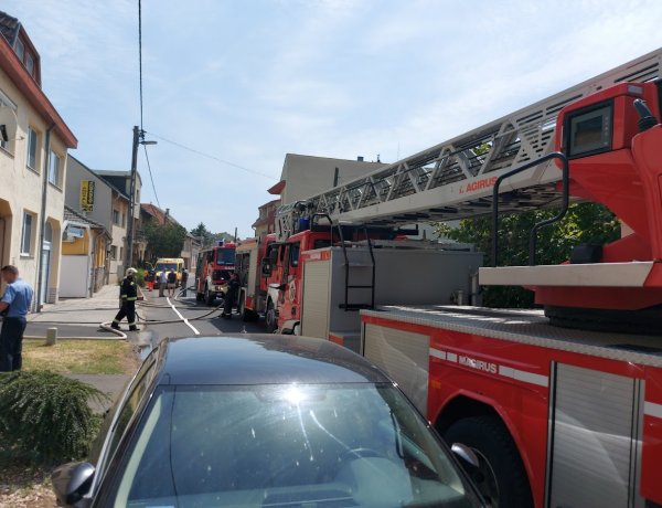 Egy nyíregyházi családi ház erkélye égett az Epreskert utcában