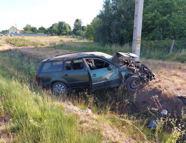Egy autó megsodródott, az árokba csúszott és felborult a nyugati elkerülőn