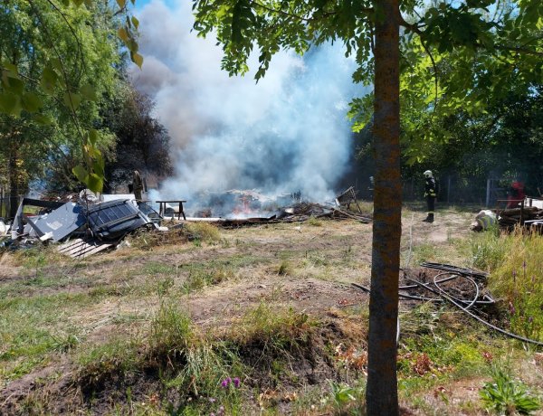 Hétfőn délelőtt Oros belterületén mintegy ezer négyzetméteren égett építési törmelék 