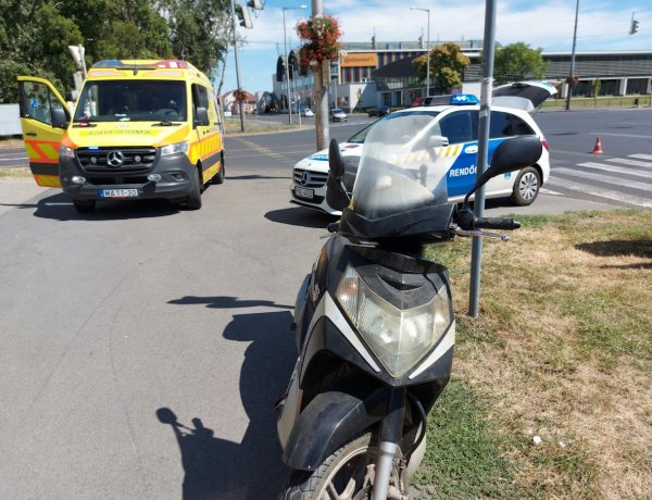 Egy robogós és egy személyautó ütközött a Hunyadi utcában 
