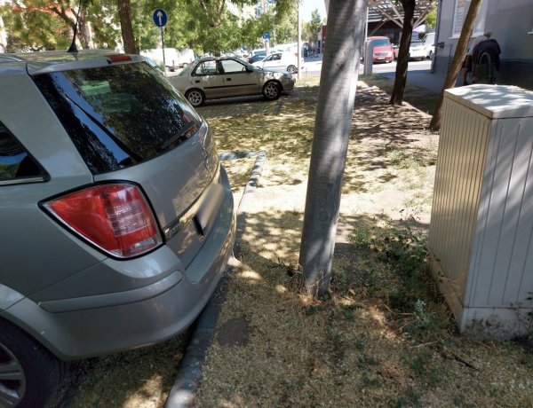 A Búza utcán egy autós nekitolatott egy lámpaoszlopnak