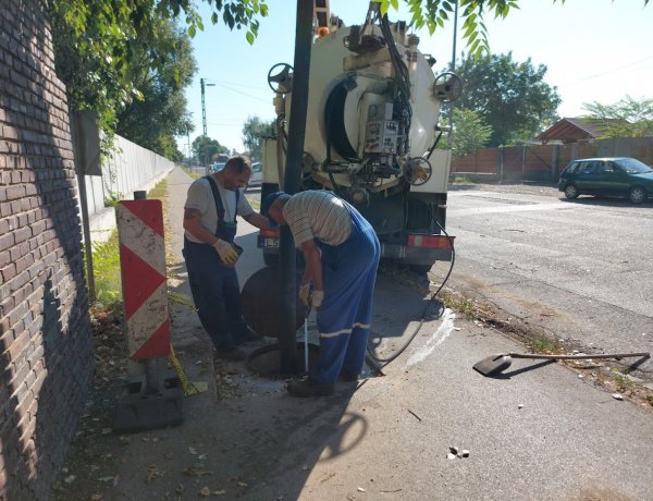 Csapadékcsatorna-mosási munkálatokat végeznek a Pazonyi tér környékén