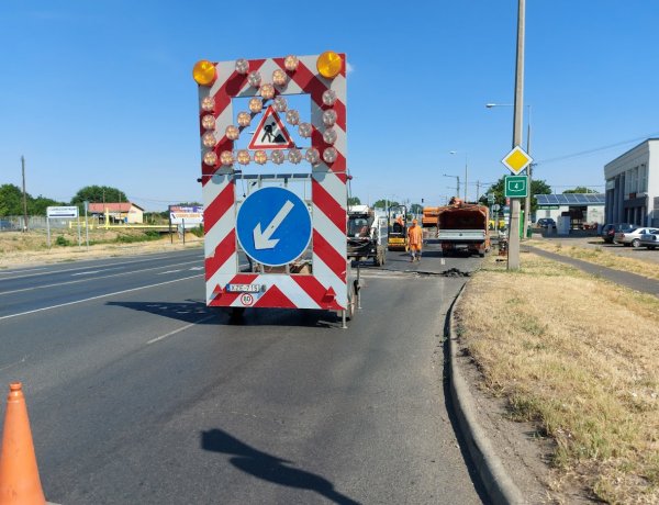Aszfaltozási, kátyúzási munkálatokat végeznek a Debreceni úton a Magyar Közút munkatársai