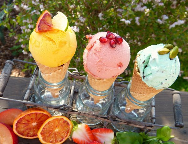 Továbbra is marad a hőség – Sokan a hűsítő fagyizást választják