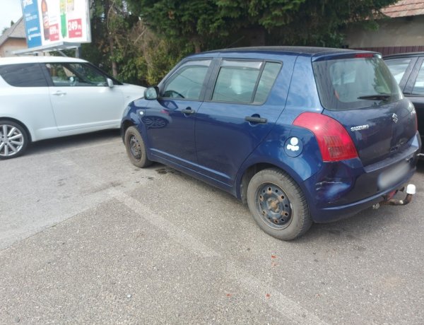 Parkoló autónak ütközött egy jármű, elhagyta a helyszínt