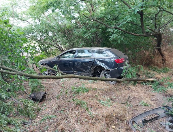 Megsodródott, az árokba csúszott és több fának ütközött egy jármű Nagykállónál