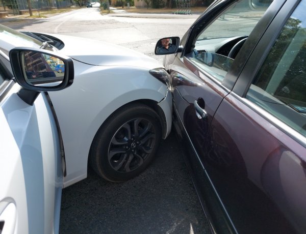 A Hímes utcánál ütközött két személyautó, a balesetben senki sem sérült meg