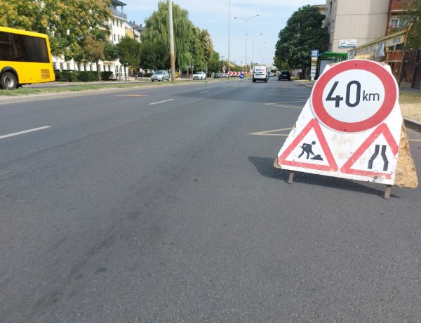 A Mező utcán gázvezeték építése miatt útszűkület lassítja a forgalmat