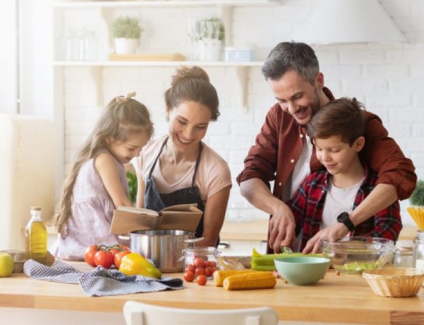 Hollik István: A benzinárstop és a rezsicsökkentés miatt havi 200 ezer forint marad egy átlagos fogyasztású családnál