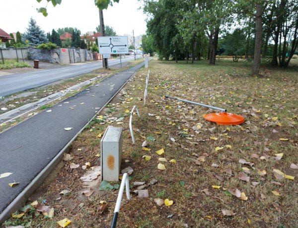Megrongáltak egy forgalmi tükröt a Család utcán