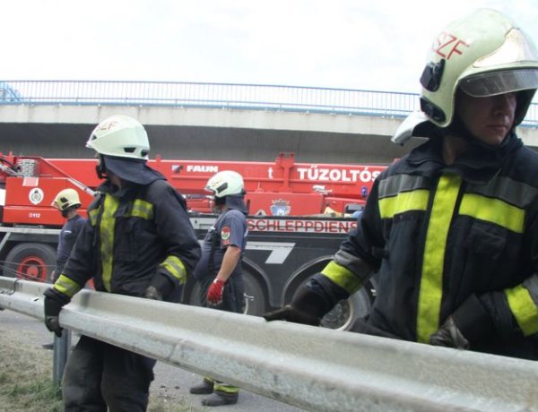 Nyíregyházán, az M3-as autópályán egy nyerges vontató szalagkorlátnak ütközött