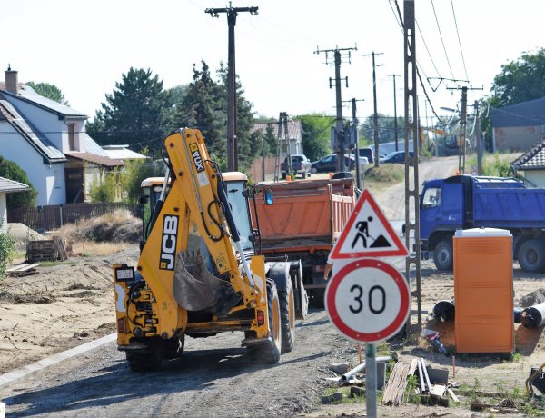 Aszfaltos utak épülnek  – Megújul többek között a Fenyő utca és a Futó köz