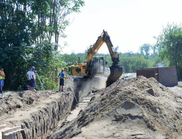 Aszfaltos utat építenek a Kacagó utcán – Legkésőbb október közepére elkészül a beruházás