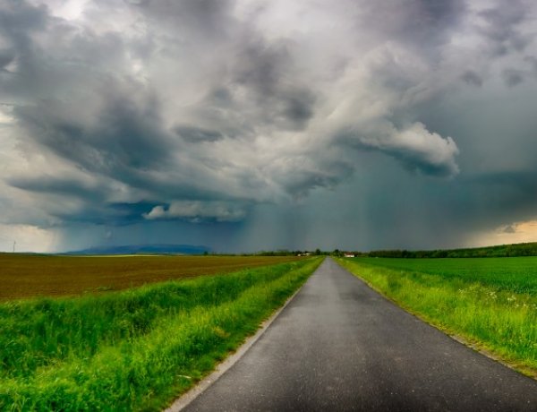 Intenzíven eshet, akár jégeső is