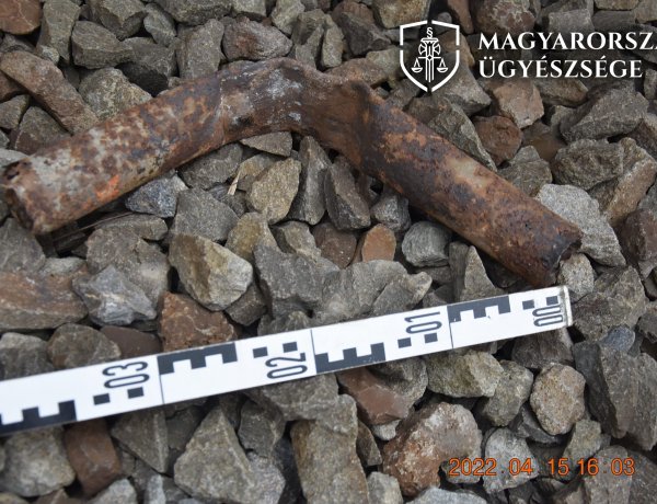 Köveket tett a vasúti sínre