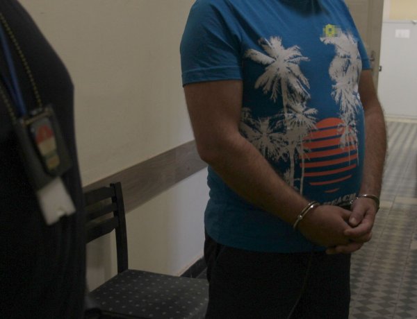 Embercsempész őrizetben