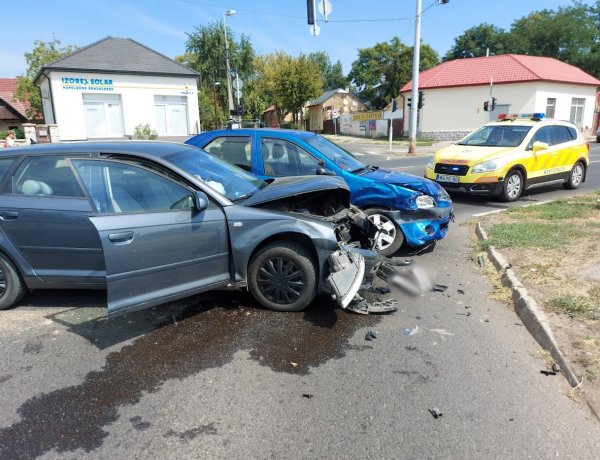A Család utcánál ütközött két személyautó szombaton, többen megsérültek