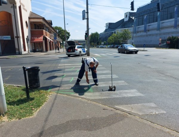Vasárnap délelőtt egy robogós és egy személyautó ütközött a Vay Ádám körúton