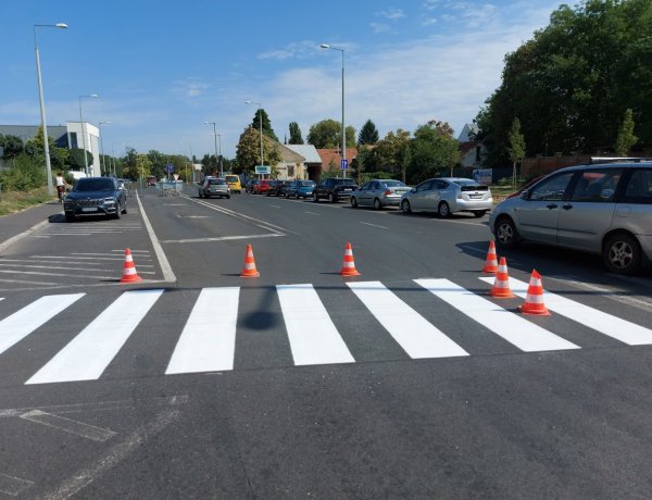 Megkezdődött a burkolati jelek festése a Szent István utcán