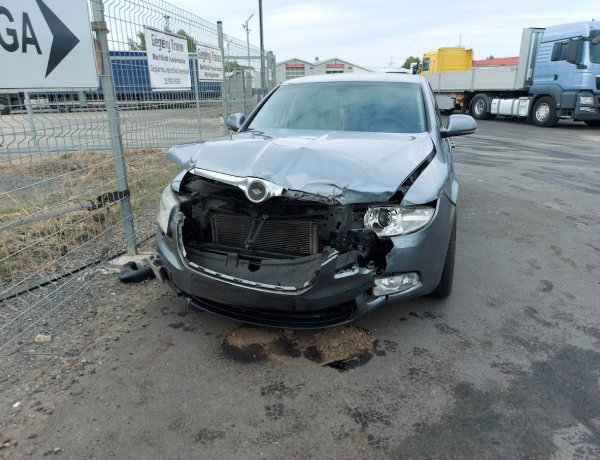 Egy személyautó és egy kamion ütközött a Simai úton