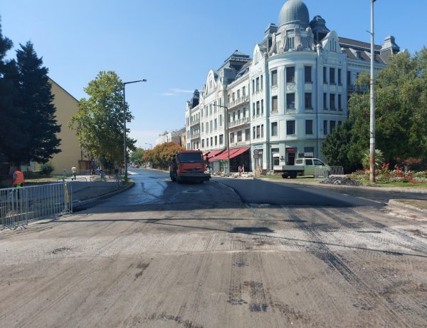 A Széchenyi utcán megkezdődtek az aszfaltozási munkálatok teljes útlezárás mellett