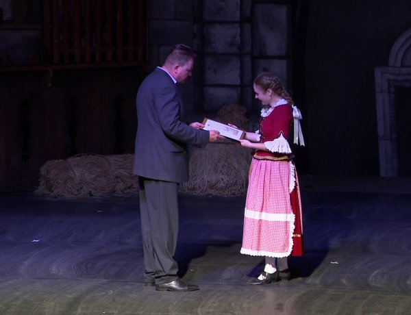 Dr. Kovács Ferenc, Nyíregyháza MJV polgármestere Bencs László Emléklapot adományozott