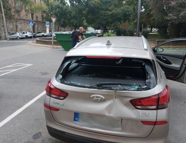 A Hősök terén egy zöld hulladékot tároló konténernek ütközött egy autós tolatás közben