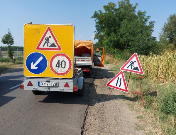 Szerdán délelőtt a Rozsrétszőlőbe vezető út kijavításába kezdett a Magyar Közút