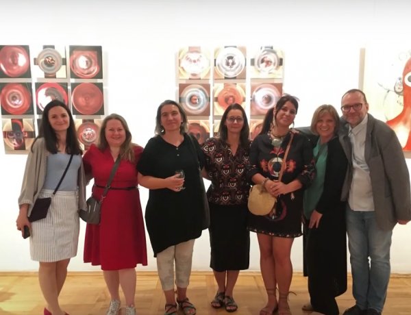 In between – Átmenet a művészetben