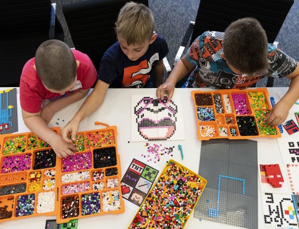 Napközis tábor a LEGO gyárban