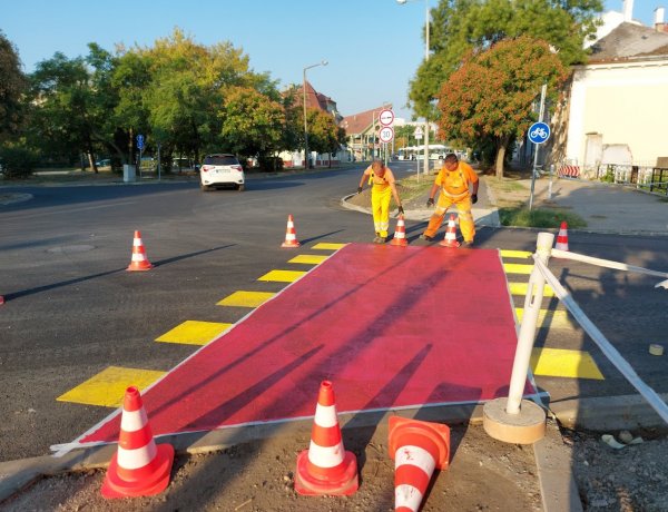 A Széchenyi utcán megkezdődött a burkolati jelek festése