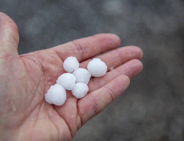 Kiadták a figyelmeztetést: 120 kilométeres szél és cseresznye nagyságú jégeső várható