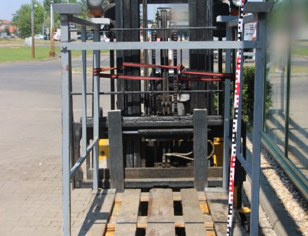 Házilag barkácsolt emelőkosárból esett ki