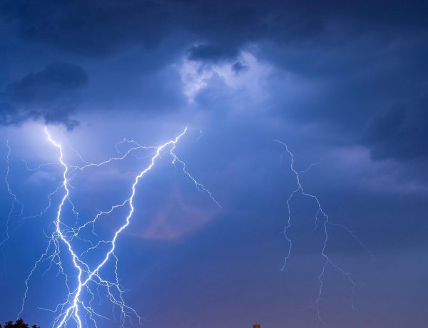 Vihar űzi el a kánikulát: elérte az ország területét a hidegfront